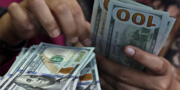 Alta do dólar no Brasil contrasta com estabilidade da moeda no exterior