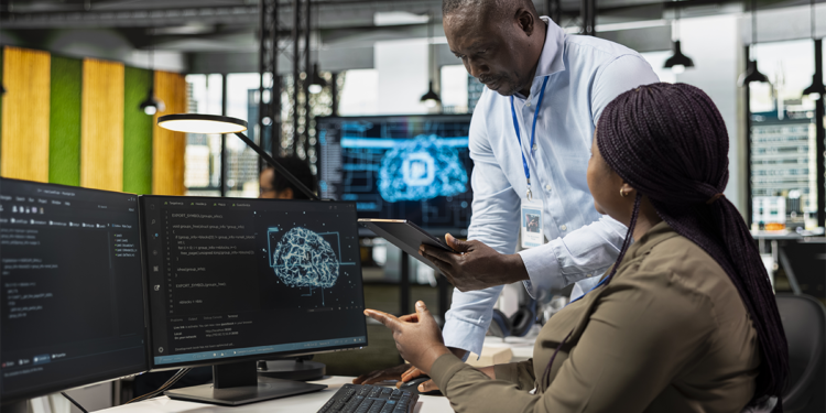 CEOs de IA adotam tecnologia como extensão do trabalho e contratam especialistas para democratizar uso nas equipes