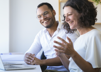 IA ganha espaço na gestão de equipes remotas diante da sobrecarga no trabalho