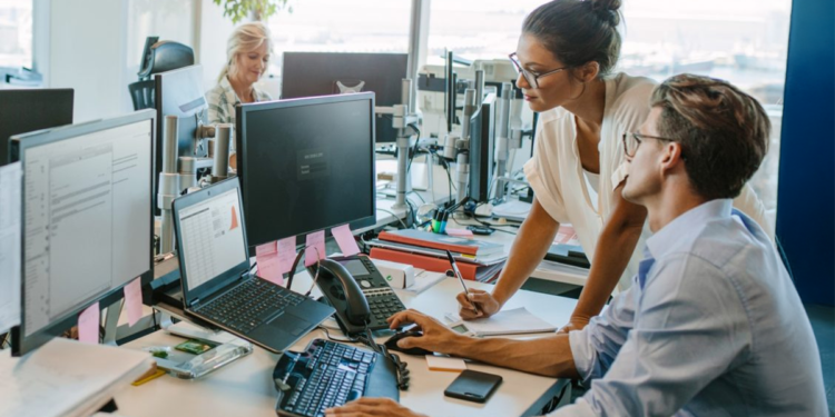 Escassez de talentos no Brasil supera média global e atinge 80% dos empregadores  