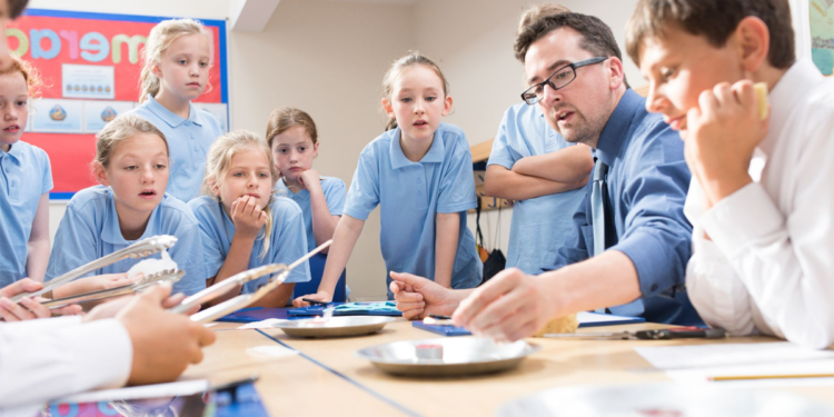 Reforma educacional no Reino Unido inclui atualização das regras para escolas cooperativas