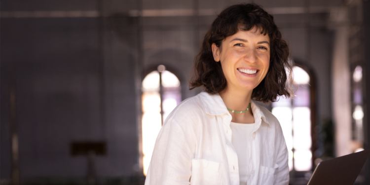 Trabalho híbrido fortalece carreiras femininas e eleva produtividade em até 12%, revela estudo