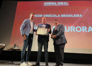Aurora é reconhecida com maior vinícola brasileira na 11ª edição do Seminário ADEGA Ideal 2 Aurora é reconhecida com maior vinícola brasileira na 11ª edição do Seminário ADEGA Ideal