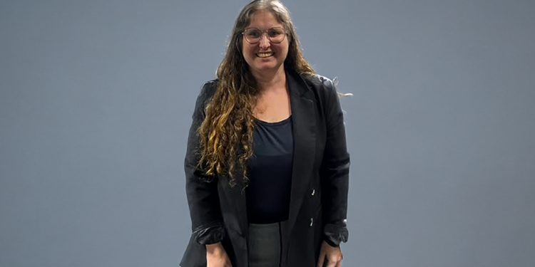 Michele Catarine é jornalista com experiência em comunicação institucional