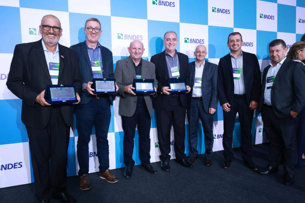 Cooperativas financeiras ampliam protagonismo em premiação do BNDES 3 Cresol e reconhecida em agente financeiro do BNDES scaled rlpycisqzn4lf8nm425i3682uetm9o4exelv8ayl5w copiar