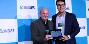 Cooperativas financeiras ampliam protagonismo no crédito e se destacam em premiação do BNDES