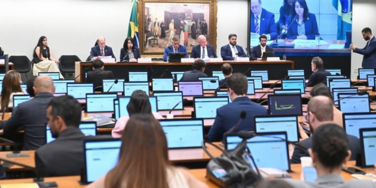 Setor produtivo defende negociação coletiva como saída para redução de jornada e fim da escala 6x1