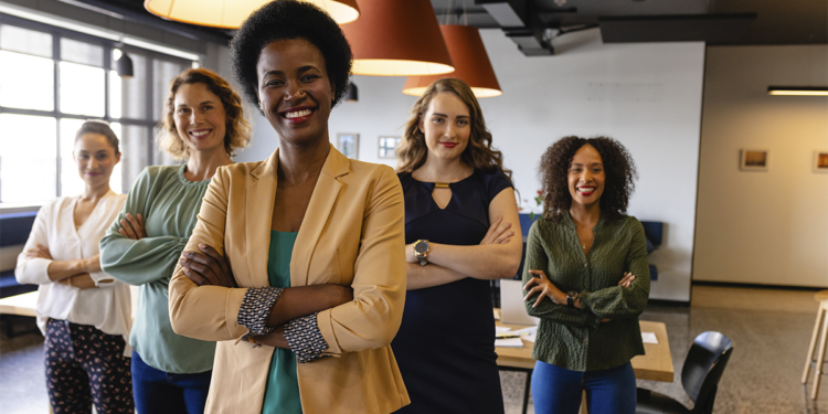 Liderança feminina ganha papel estratégico na redução de afastamentos por saúde mental