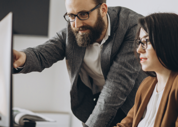 Liderança na era da IA exige mais mentalidade do que capital, afirma reitor da MIT Sloan