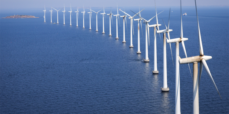 Guerra no Irã eleva preços de energia e fortalece movimento por cooperativas renováveis na Europa