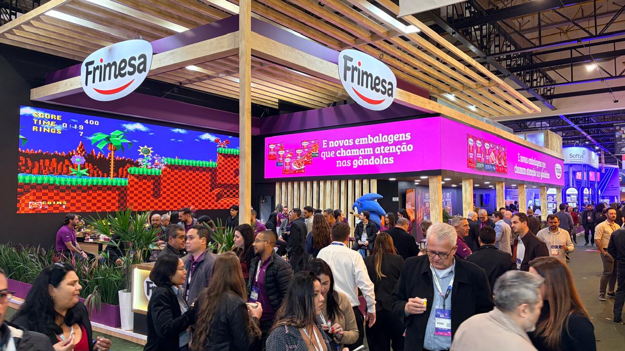 Estande da Frimesa na APAS Show 2026, com painÃ©is em LED e grande circulaÃ§Ã£o de visitantes