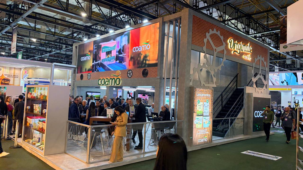 Estande da Coamo na APAS Show 2026, com arquitetura industrial e identidade da linha Originale