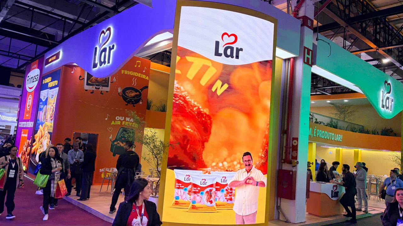 Estande da Cooperativa Lar com painÃ©is em LED e produtos da marca