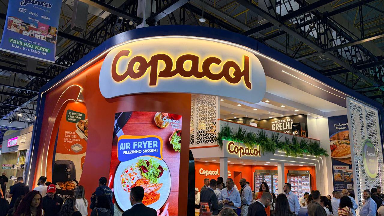 Estande da Copacol na APAS Show 2026, com painÃ©is em LED e ambientaÃ§Ã£o aconchegante