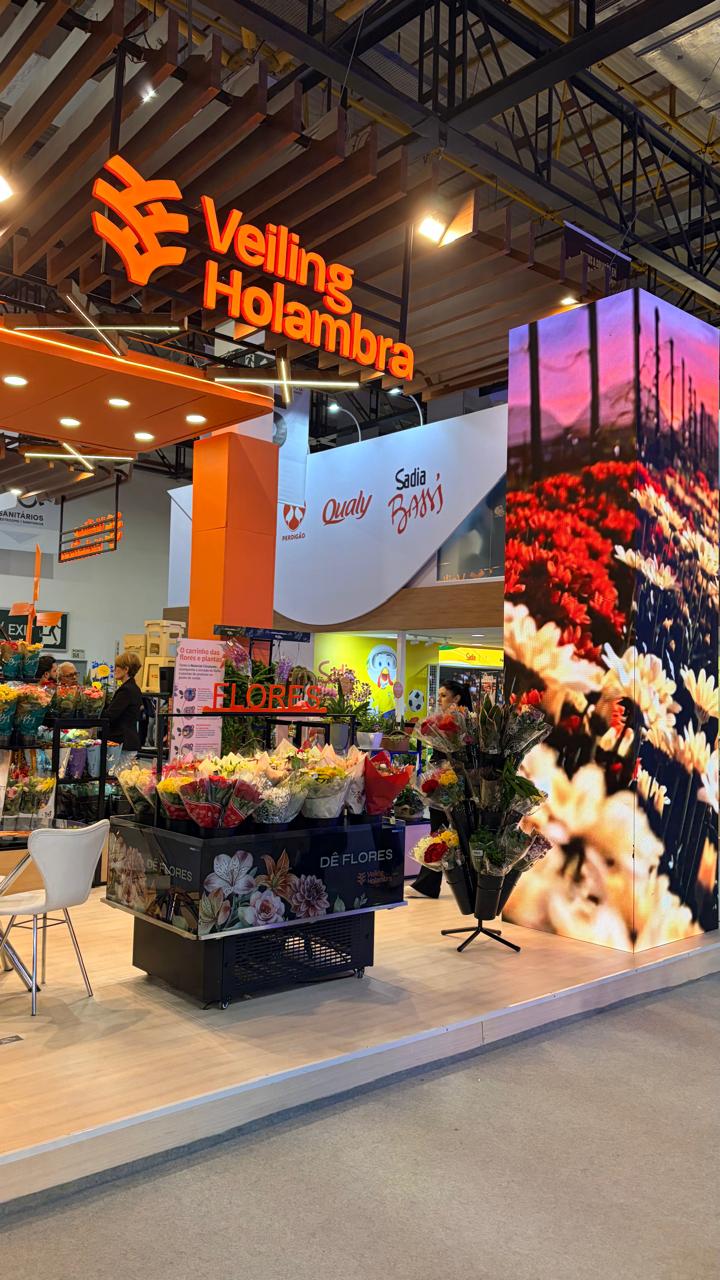Estande da Veiling Holambra com arranjos florais e displays coloridos