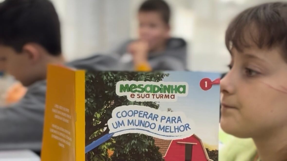 Estudantes recebem o livro do projeto durante a Senef 1 edited