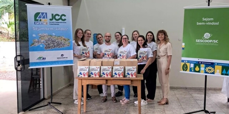 Cooperativa Cooper A1 visita 50 escolas com iniciativa para apresentar cooperação e cidadania a estudantes de SC