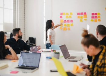 Equipe de marketing cooperativo colaborando em estrategia de comunicacao
