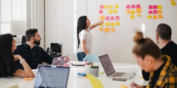 Equipe de marketing cooperativo colaborando em estrategia de comunicacao