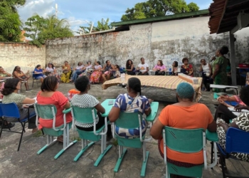 Cooperativa quilombola do MA produz vassouras ecológicas em programa da Fenae de ampliação da autonomia feminina