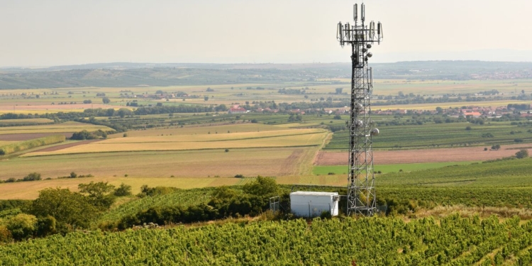 Nova legislação autoriza atuação de cooperativas no setor de telecomunicações para ampliar conectividade rural 1 1 6 2
