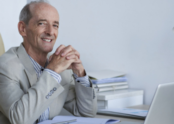 Cooperativas oferecem crédito e orientação a empreendedores 60+ em meio ao boom da economia prateada