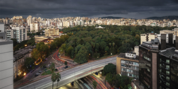 86% da capacidade de data centers nas Américas está em áreas com risco de enchentes e incêndios florestais, revela pesquisa