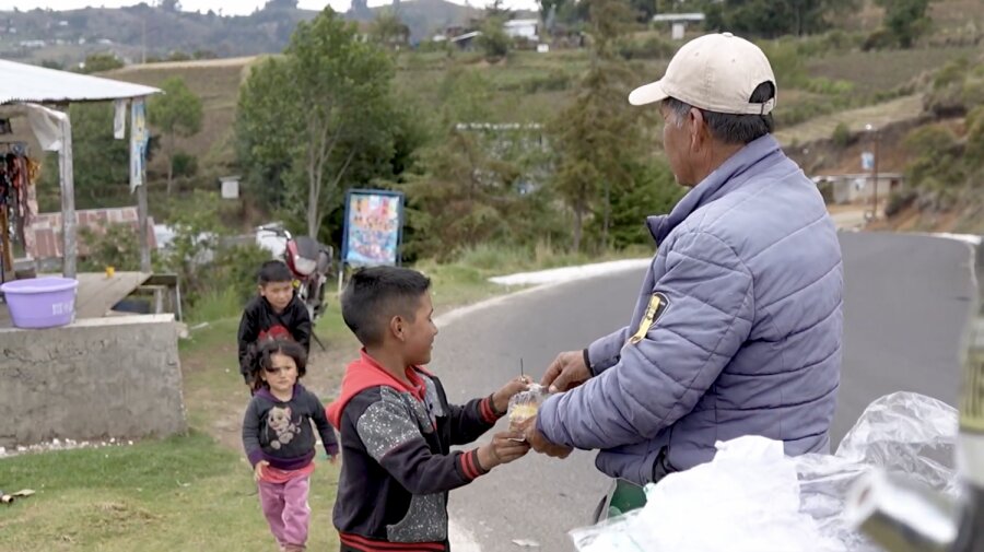 WOCCU e WFCU impulsionam inclusão financeira na Guatemala com microcrédito e agentes móveis em áreas rurais 3 Sal Roblero serving kids