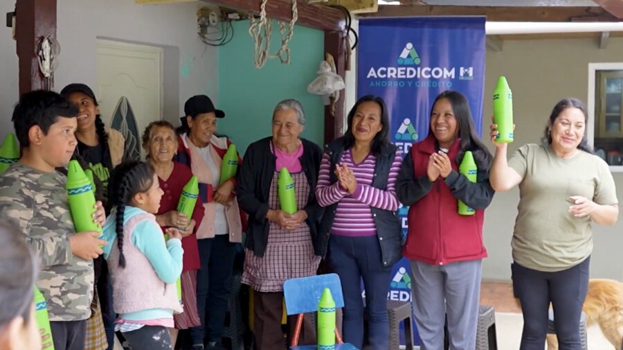 WOCCU e WFCU impulsionam inclusão financeira na Guatemala com microcrédito e agentes móveis em áreas rurais 2 Yolanda Barrios Perez with her women group