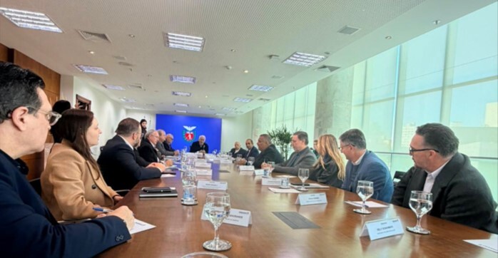 Investidores internacionais propõem data center no PR e negócios com cooperativas agropecuárias 4 1reuniao palacio 10 07 2026