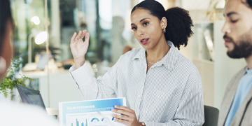 Mulheres superam homens em habilidades de construção de relacionamento durante negociações, aponta estudo da UC Berkeley