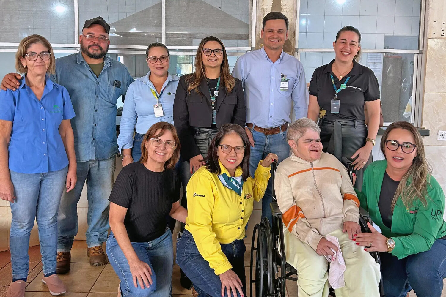 Cooperativa Comigo apoia projeto que já doou 45 cadeiras de rodas com a arerecadação de 12 toneladas de plástico reciclado 3 Registro de Entrega no Lar Sao Vicente de Paulo 2 copy edited