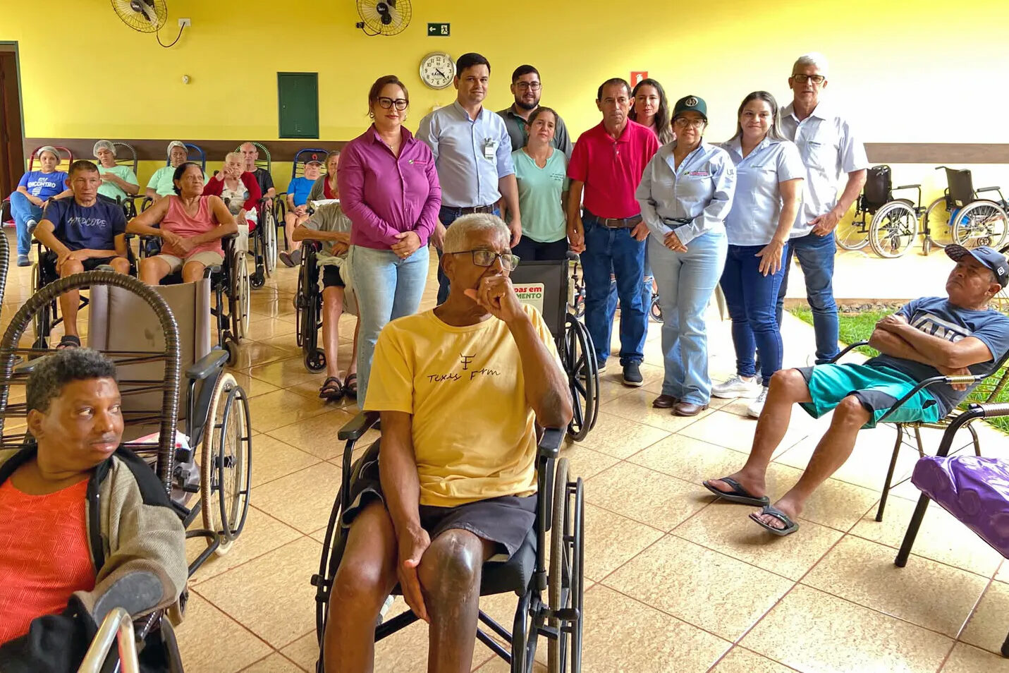 Cooperativa Comigo apoia projeto que já doou 45 cadeiras de rodas com a arerecadação de 12 toneladas de plástico reciclado 4 Registro de Entrega no Lar Sao Vicente de Paulo copy edited