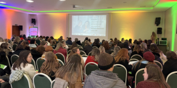 Sicredi Pioneira discute comunicação e segurança psicológica em formação de lideranças educaionais