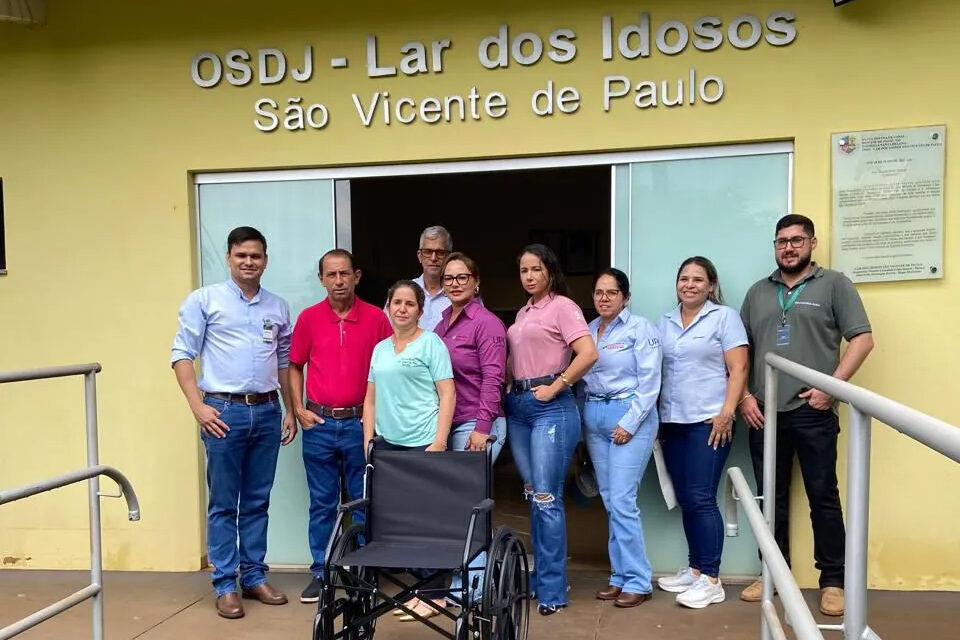 Cooperativa Comigo apoia projeto que já doou 45 cadeiras de rodas com a arerecadação de 12 toneladas de plástico reciclado 2 entrega lar Sao Vicente copy edited