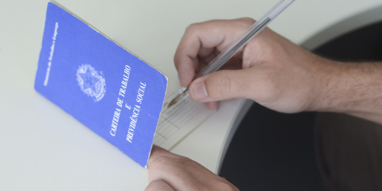 Desemprego recua a 5,3% com recorde de 103,3 milhões de trabalhadores ocupados