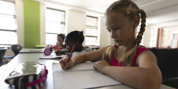 Sicredi Pioneira amplia programas de educação para 31 mil estudantes com avanços em liderança e comunicação