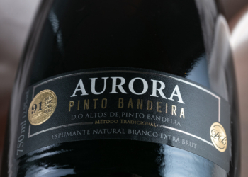 Cooperativa Vinícola Aurora ultrapassa 1.000 medalhas e reforça protagonismo do vinho brasileiro 3 Um dos prêmios do semestre foi para o espumante Aurora Extra Brut DO Altos deo Pinto Bandeira, no Decanter World Wine Awards
Crédito: Eduardo Benini