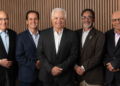 153 Da esquerda para a direita: Dr. Orestes Miraglia, diretor Comercial; Dr. Múcio Pereira Diniz, diretor Financeiro; Dr. João Augusto Oliveira Fernandes, presidente do Sicoob Credicom; Dr. Fábio Botelho, diretor Administrativo; e Dr. Eduardo Vilaça, diretor de Expansão.