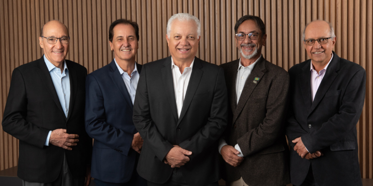 Sicoob Credicom fecha primeiro semestre com R$10,6 bilhões em ativos totais, alta de 23% 1 Da esquerda para a direita: Dr. Orestes Miraglia, diretor Comercial; Dr. Múcio Pereira Diniz, diretor Financeiro; Dr. João Augusto Oliveira Fernandes, presidente do Sicoob Credicom; Dr. Fábio Botelho, diretor Administrativo; e Dr. Eduardo Vilaça, diretor de Expansão.