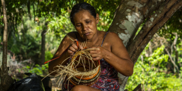 Cooperativas brasileiras apresentam artesanato nacional durante missão em feira parisiense