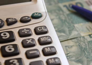 Copom define taxa básica de juros em 13,75% ao ano
O Brasil segue com o maior juro real do mundo mesmo após o Comitê de Política Monetária (Copom) do Banco Central (BC) reduzir a taxa Selic em 0,25 ponto percentual, para 13,75% ao ano, em decisão anunciada nesta quarta-feira (16).

O juro real é formado, entre outros pontos, pela taxa de juros nominal subtraída da inflação prevista para os próximos 12 meses. Assim, segundo levantamento compilado pelo MoneYou, o indicador no país ficou em 8,45%.

A Rússia manteve a segunda colocação, com juros reais de 6,79%. No levantamento anterior, a diferença para o Brasil era de apenas 0,21 ponto percentual: 9,30% contra 9,09%. A Colômbia continuou em terceiro lugar, com taxa real de 6,33%.

Em relatório divulgado nesta quarta-feira, o MoneYou afirmou que a alta das expectativas de inflação para os próximos 12 meses reduziu os juros reais na maioria dos países, em meio às incertezas provocadas pelo conflito no Oriente Médio.

A Argentina, que passou por um forte choque econômico sob o governo de Javier Milei, tem oscilado no ranking. Neste mês, o país ficou na 7ª posição, com juro real de 2,69%, em meio a um cenário econômico ainda desafiador e de inflação elevada.