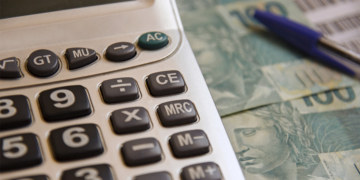 Copom define taxa básica de juros em 13,75% ao ano
O Brasil segue com o maior juro real do mundo mesmo após o Comitê de Política Monetária (Copom) do Banco Central (BC) reduzir a taxa Selic em 0,25 ponto percentual, para 13,75% ao ano, em decisão anunciada nesta quarta-feira (16).

O juro real é formado, entre outros pontos, pela taxa de juros nominal subtraída da inflação prevista para os próximos 12 meses. Assim, segundo levantamento compilado pelo MoneYou, o indicador no país ficou em 8,45%.

A Rússia manteve a segunda colocação, com juros reais de 6,79%. No levantamento anterior, a diferença para o Brasil era de apenas 0,21 ponto percentual: 9,30% contra 9,09%. A Colômbia continuou em terceiro lugar, com taxa real de 6,33%.

Em relatório divulgado nesta quarta-feira, o MoneYou afirmou que a alta das expectativas de inflação para os próximos 12 meses reduziu os juros reais na maioria dos países, em meio às incertezas provocadas pelo conflito no Oriente Médio.

A Argentina, que passou por um forte choque econômico sob o governo de Javier Milei, tem oscilado no ranking. Neste mês, o país ficou na 7ª posição, com juro real de 2,69%, em meio a um cenário econômico ainda desafiador e de inflação elevada.