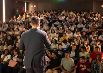 Sicredi Serrana usa teatro para levar educação financeira a estudantes capixabas