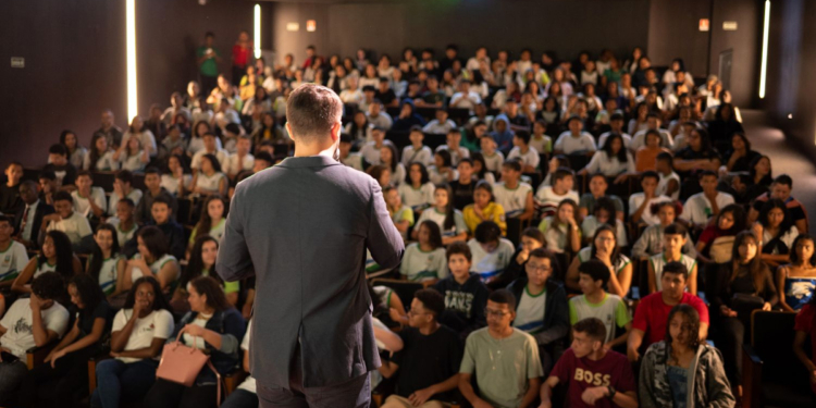 Sicredi Serrana usa teatro para levar educação financeira a estudantes capixabas