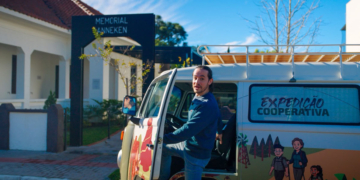 A bordo da Kombi Princesa, o jornalista Elzinga levará o público às 33 cidades da área de abrangência da Sicredi Caminho das Águas