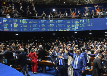 Senado aprova fim da escala 6x1 com jornada de 40 horas semanais