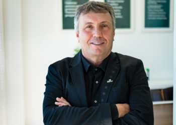 Finanças em um mundo ruidoso - Por Ivair Chiella é Presidente do Sicoob Central SC/RS 2 Finanças em um mundo ruidoso - Por Ivair Chiella é Presidente do Sicoob Central SC/RS