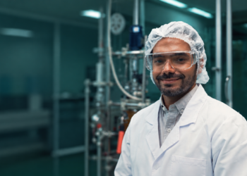 Cientista em Laboratorio Moderno