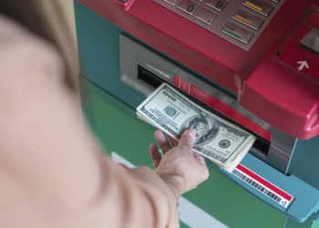 Dólar cai a R$ 4,98 e acumula perda de 4,44% na semana 4 Dólar cai a R$ 4,98 e acumula perda de 4,44% na semana